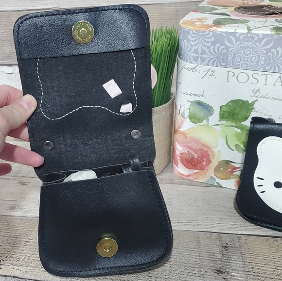 HELLO KITTY | Mini Crossbody/Large Coinpurse in Black - Picture 4 of 7